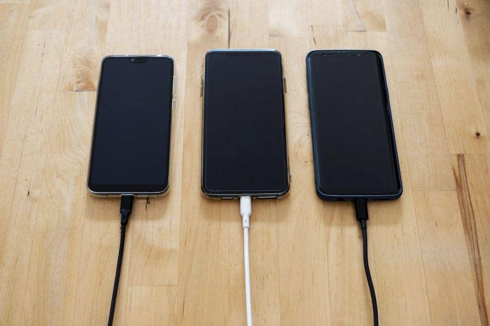 ilustrasi tiga ponsel di charge (pexels.com/Stanley Ng)