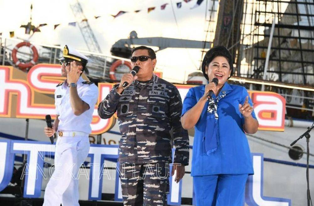 Kepala Staf TNI Angkatan Laut (KSAL) Laksamana Yudo Margono dan istri, Veronica Yulis Prihayati (kanan). (www.instagram.com/@tni_angkatan_laut)