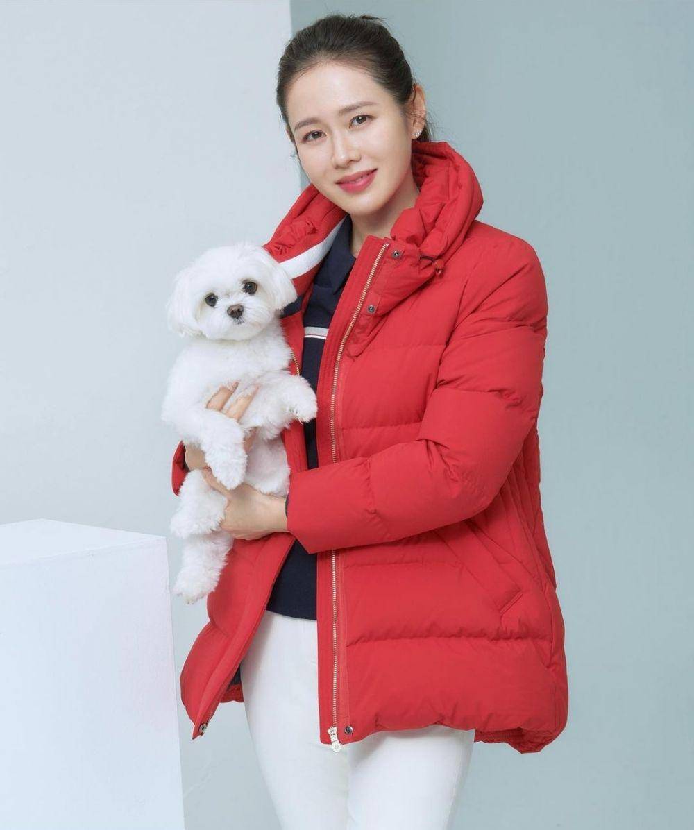 Son Ye Jin (instagram.com/yejinhand)