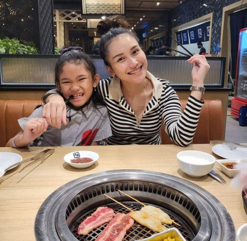 Ayu Ting Ting bersama putrinya (instagram.com/ayutingting92)