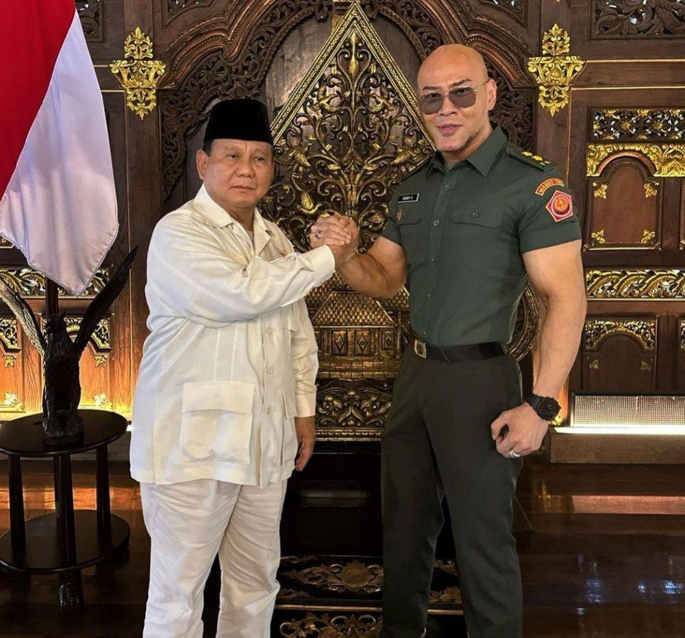 Menteri Pertahanan Prabowo Subianto ketika memberikan pangkat Letkol Tituler TNI AD kepada Deddy Corbuzier. (www.instagram.com/@mastercorbuzier)
