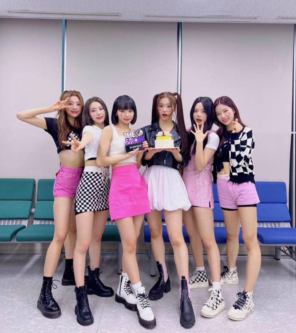 LE SSERAFIM (twitter.com/le_sserafim)