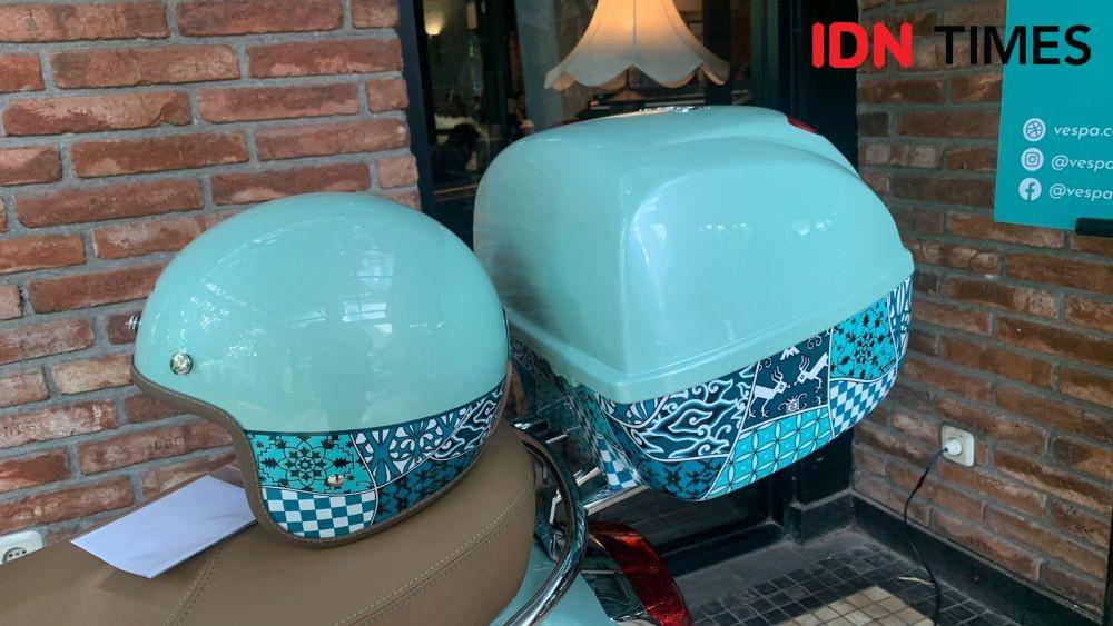 Helm dan box Vespa Batik Special Edition (IDN Times/Fadhliansyah)