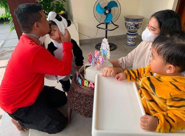 Wali Kota Medan Bobby Nasution, Kahiyang, dan dua anaknya (Instagram @ayangkahiyang)