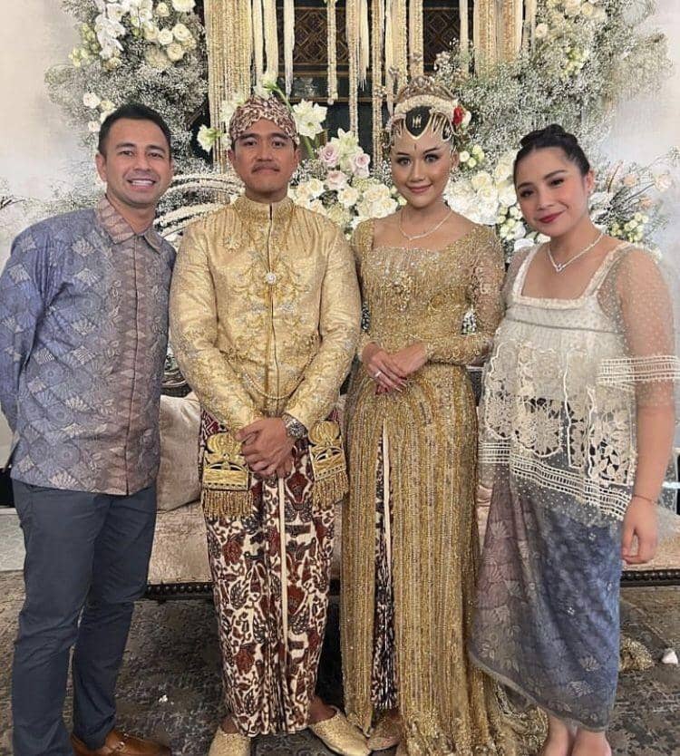 Busana kondangan (instagram.com/raffinagita1717)