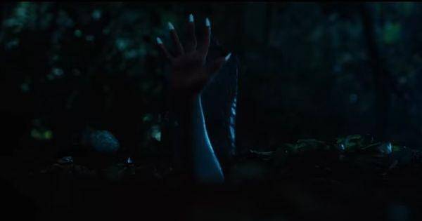 Tangan seseorang keluar dari kuburan  ( Dok. Falcon Black / Bayi Ajaib )