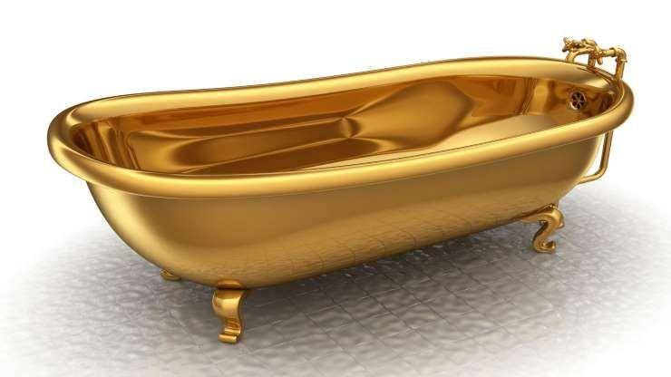 Ilustrasi bath tub yang terbuat dari emas (financesonline.com)