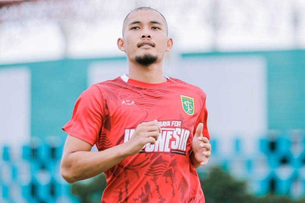 Dandi Maulana Abdulhak sebagai salah satu bek andalan Persebaya di Liga 1 Indonesia 2022/2023. (instagram.com/dandimaulana5)