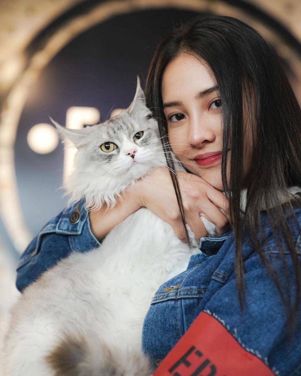 potret Anya Geraldine dan kucingnya (instagram.com/anyageraldine/)