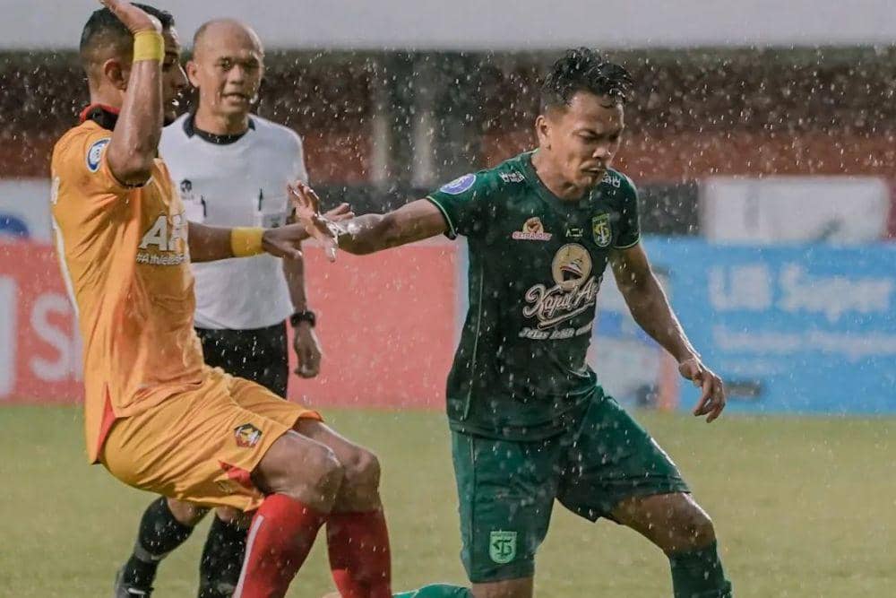 Duel antar pemain dalam laga Persebaya Surabaya vs Persik Kediri di pekan ke-14 Liga 1 Indonesia 2022/2023. (instagram.com/officialpersebaya)
