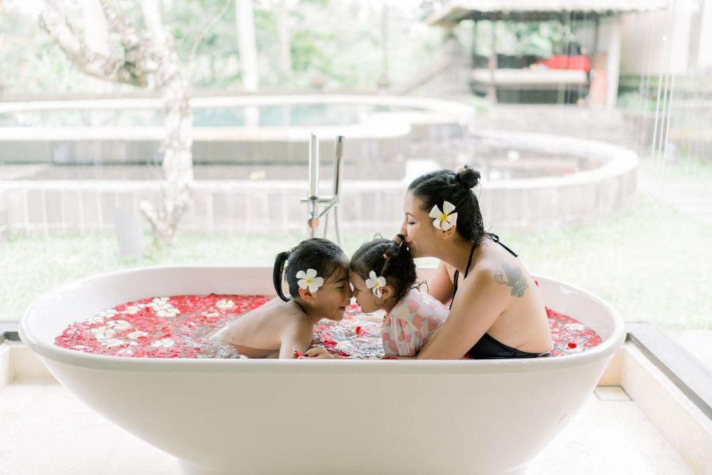 10 Potret Keluarga Ryan Delon dan Sharena Liburan di Ubud, Romantis!