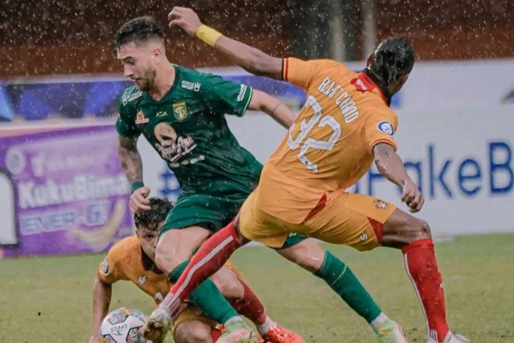 Duel antar pemain dalam laga Persebaya Surabaya vs Persik Kediri di pekan ke-14 Liga 1 Indonesia 2022/2023. (instagram.com/officialpersebaya)