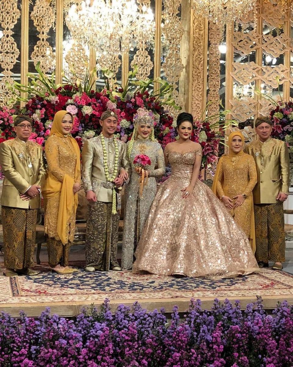 Busana kondangan (instagram.com/krisdayantilemos)