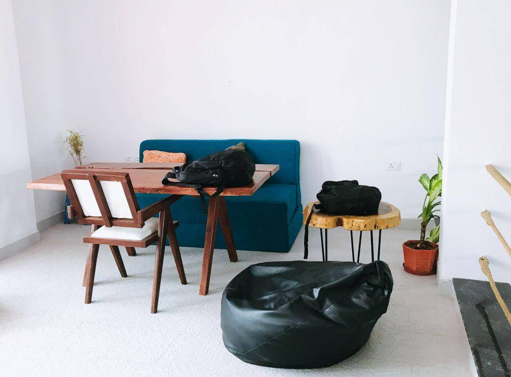 inspirasi dekorasi ruang tamu tanpa sofa besar (unsplash.com/Anand Thakur)