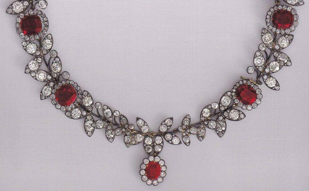Kado natal termahal berupa kalung berlian dari David Beckham kepada Victoria Beckam (financesonline.com)