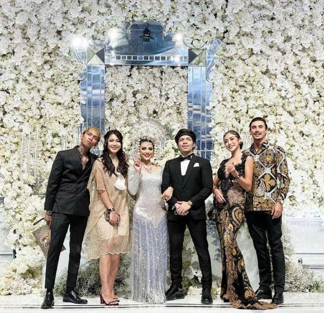 Busana kondangan (instagram.com/inijedar)