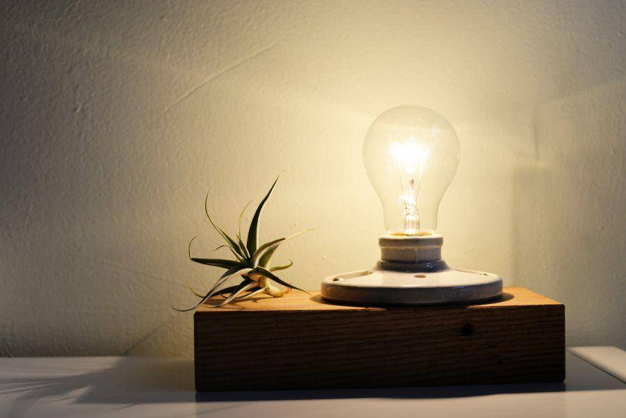ilustrasi diy lampu meja dari kotak kayu (homedit.com)