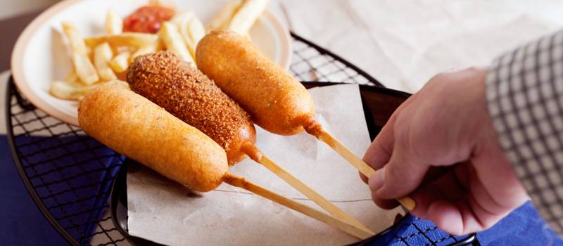Ilustrasi kuliner corndog (canva.com/Katya_Bratova)