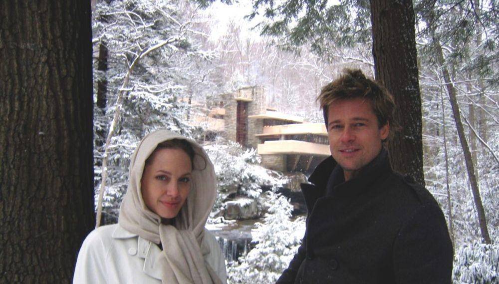 Angelina Jolie dan Brad Pitt di depan karya desain rumah FallingWater (financesonline.com)