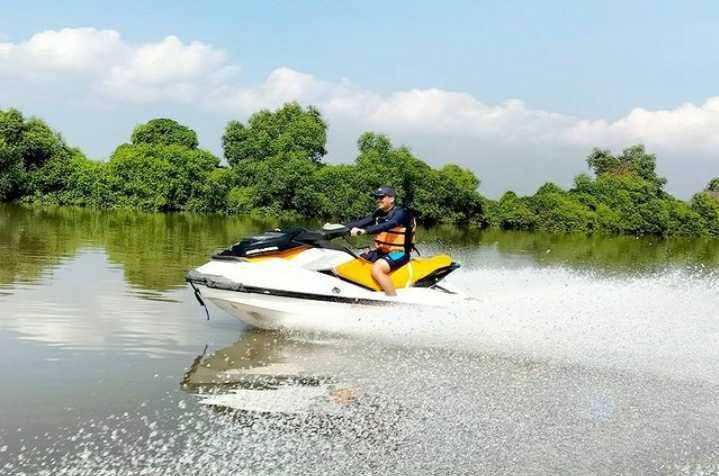 Pengunjung bermain jetski. (Instagram/sevenpoint_jetski.id)
