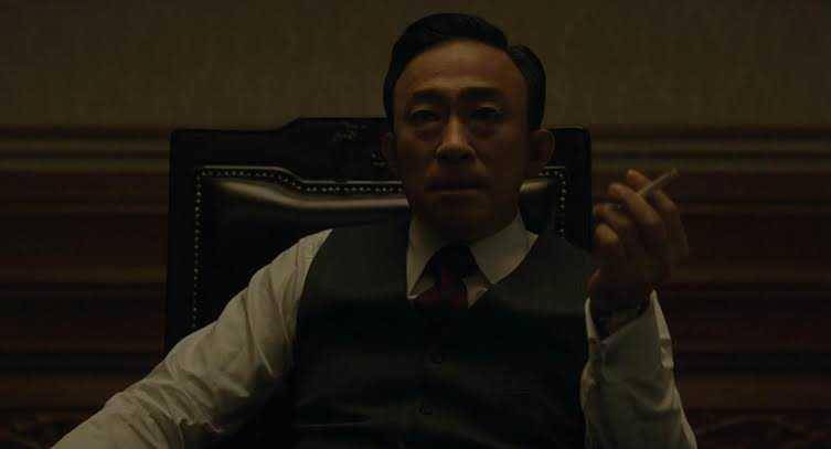 Lee Sung Min sebagai The Man Standing Next. (IMDb)