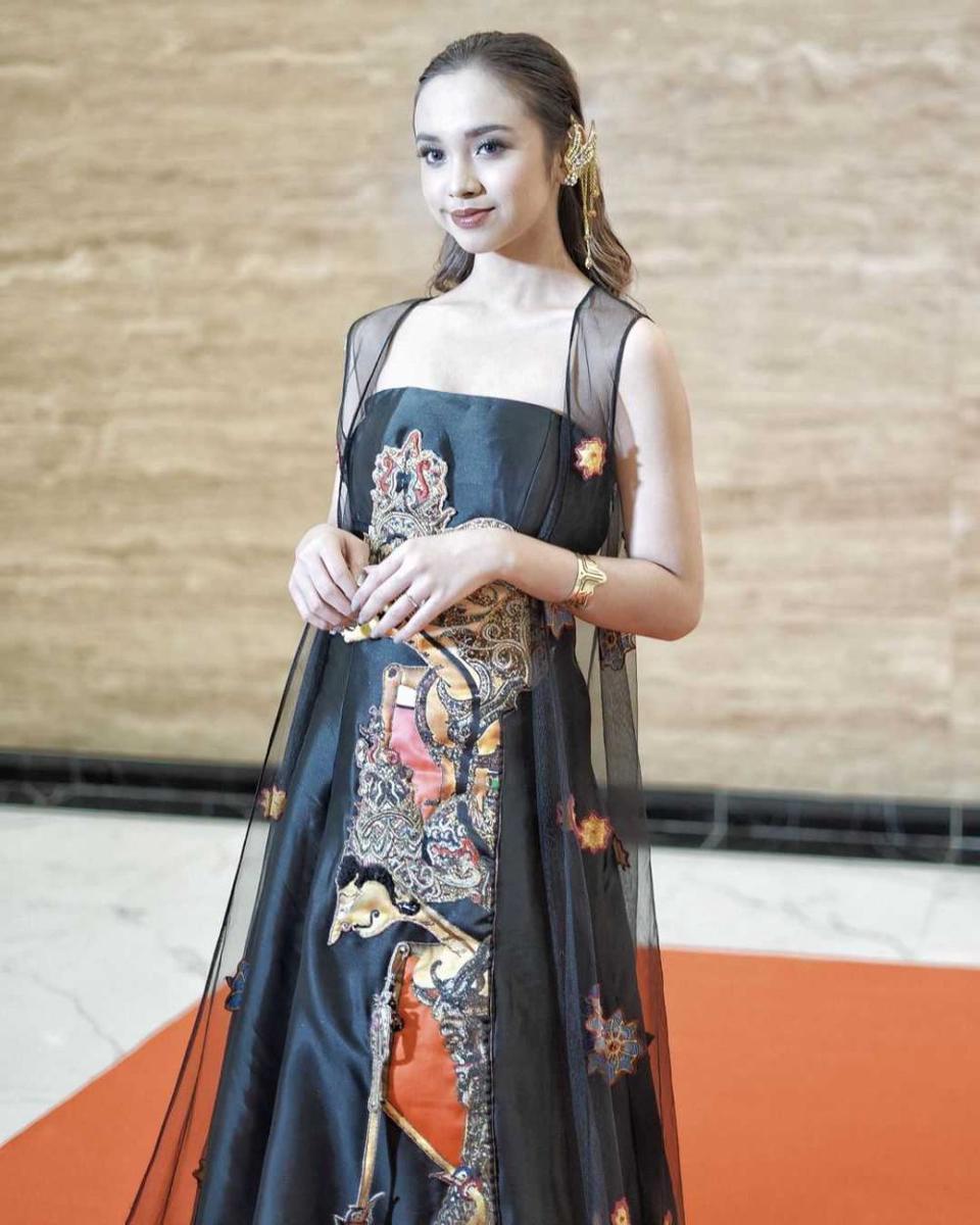 Lyodra dengan gaun Melia Wijaya. (ig/lyodraofficial)