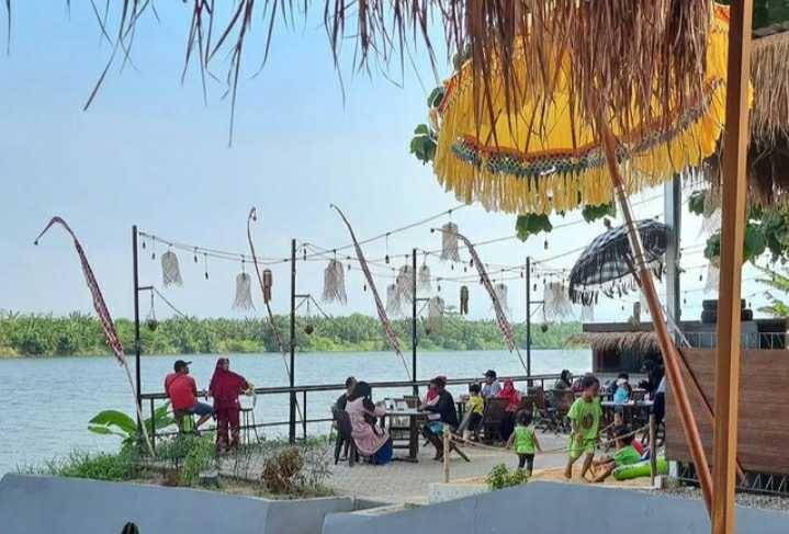 Suasana Cafe Seven Point. (Instagram/sevenpoint_jetski.id)