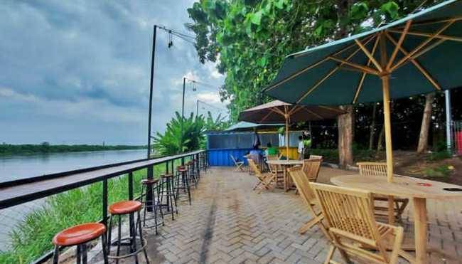 Suasana Cafe Seven Point. (Instagram/sevenpoint_jetski.id)