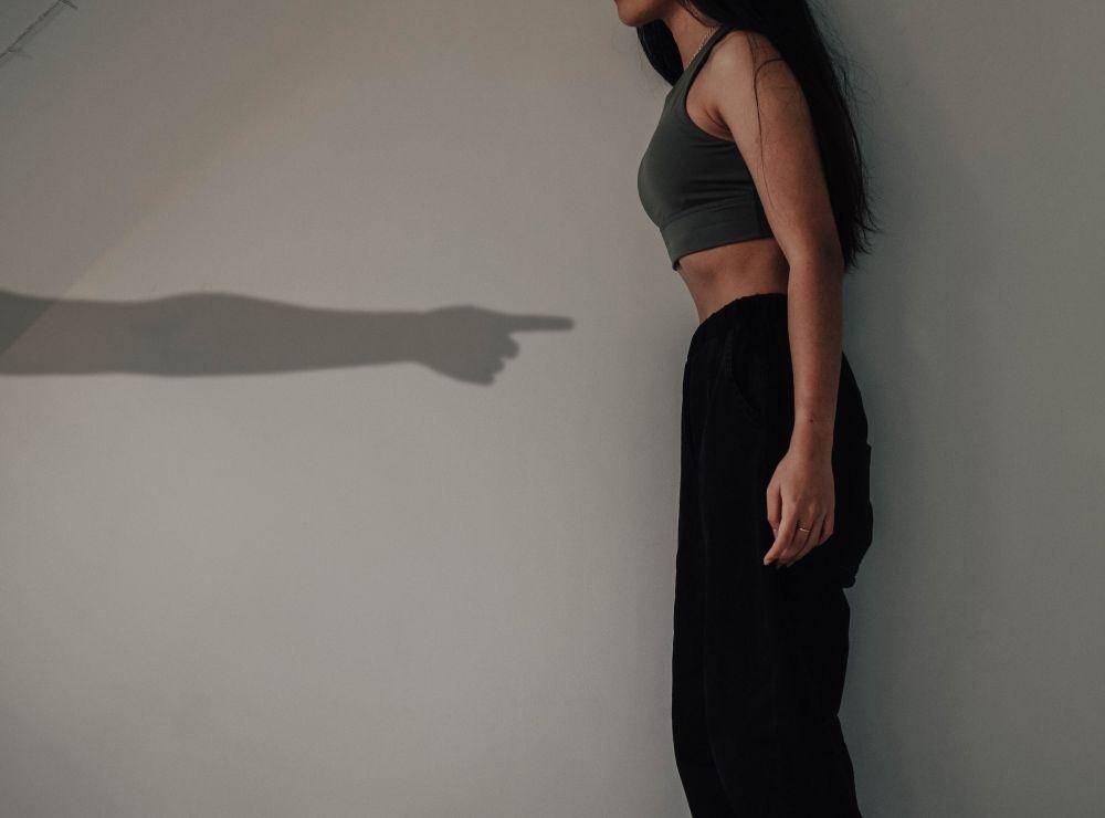 ilustrasi wanita dan bayangan (unsplash.com/Hannah Xu)