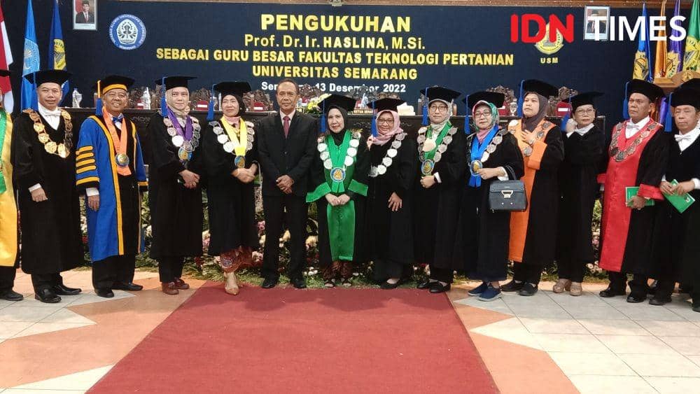 Sesi foto bersama Guru Besar Teknologi Pertanian USM, Prof Dr Ir Haslina usai acara pengukuhan di Auditorium USM. (IDN Times/Fariz Fardiannto)