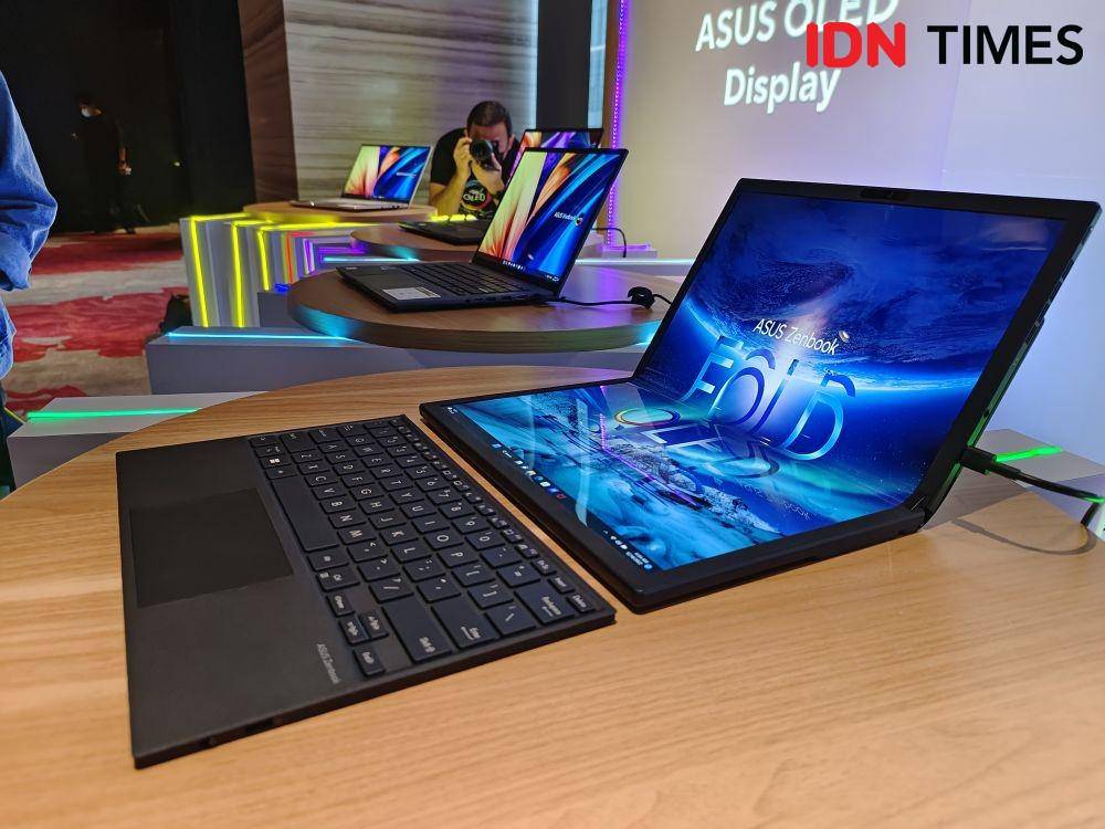 ASUS Zenbook 17 Fold OLED dan produk ASUS lainnya (IDN Times/Alfonsus Adi Putra)