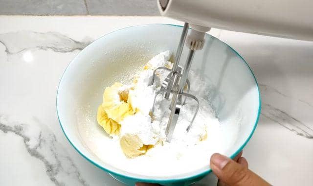 ilustrasi mengaduk mentega dan gula halus untuk nastar (YouTube.com/CR COOK)