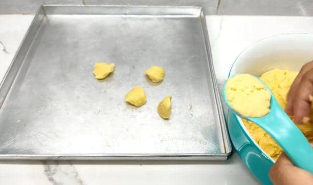 ilustrasi adonan nastar yang dibagi (YouTube.com/CR COOK)