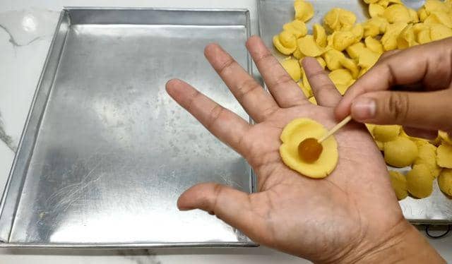 ilustrasi adonan nastar yang diisi selai (YouTube.com/CR COOK)