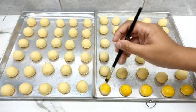 ilustrasi permukaan nastar yang diolesi kuning telur (YouTube.com/CR COOK)