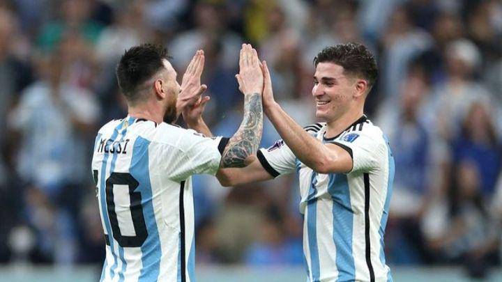 Lionel Messi dan Julian Alvarez membela Timnas Argentina di Piala Dunia 2022. (instagram.com/afaseleccion)
