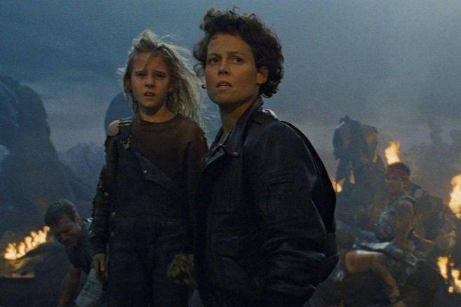 Sigourney Weaver (kanan) dalam film Aliens (dok. 20th Century Studios/Aliens)