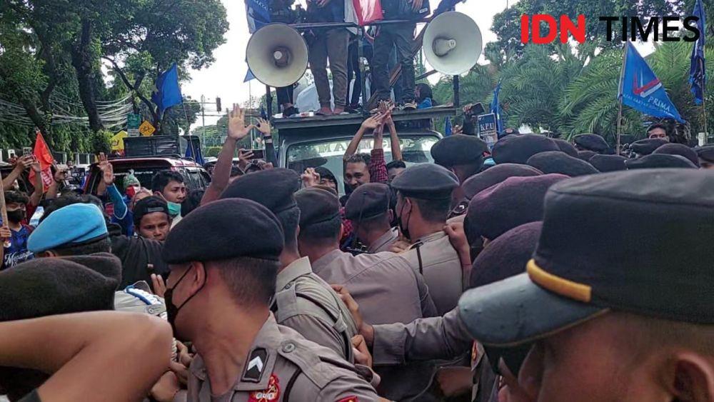 Gelar Aksi di KPU RI, Massa Prima Bentrok dengan Aparat Kepolisian