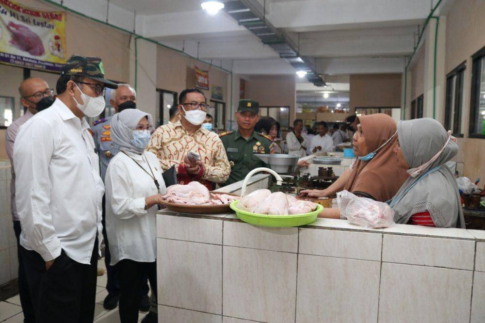 TPID DIY dan TPID Sleman melakukan pemantauan harga jelang Nataru di wilayah Kabupaten Sleman, Rabu (14/12/2022). (Istimewa/Humas Pemkab Sleman).