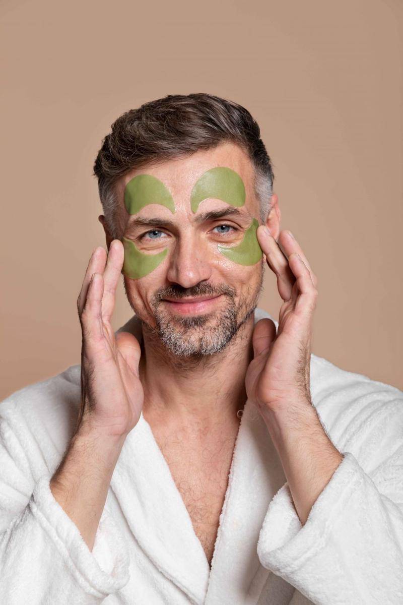 ilustrasi pria memakai skincare (freepik.com/freepik)