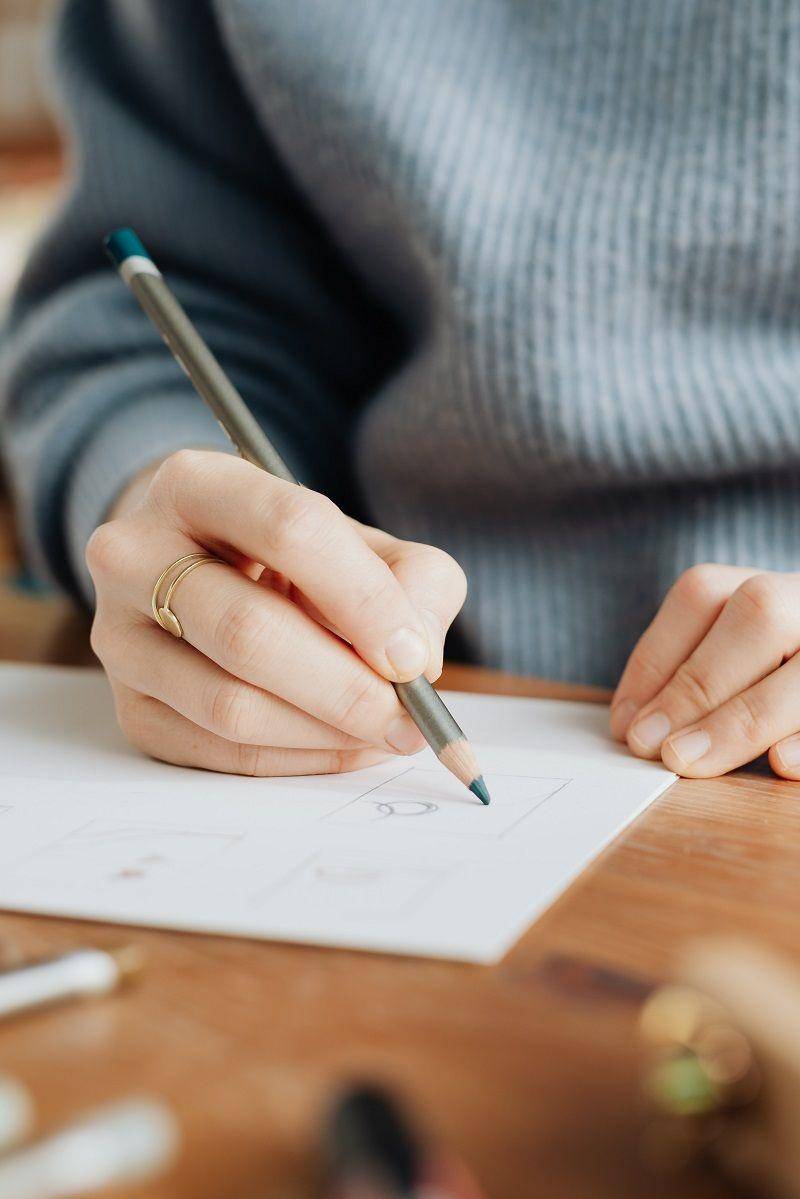 ilustrasi menggambar dengan teknik arsir (pexels.com/Karolina Grabowska)