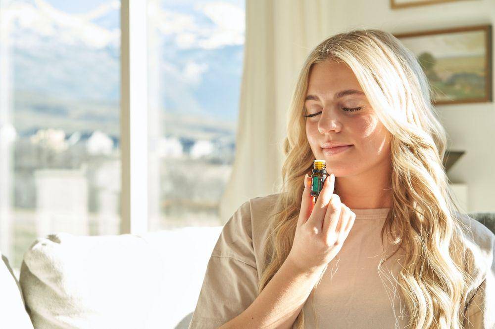 ilustrasi menghirup aromaterapi (pexels.com/doTERRA International, LCC)