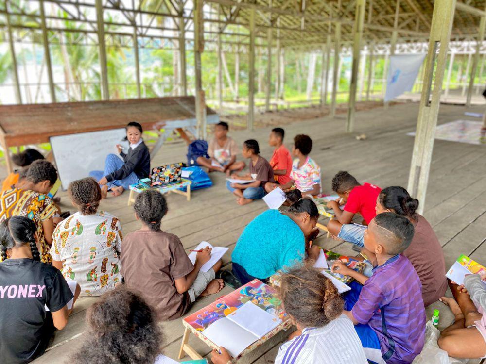 Anak-anak di Pulau Mansiman sedang belajar bersama komunitas PFP. (dok. Papua Future Project)