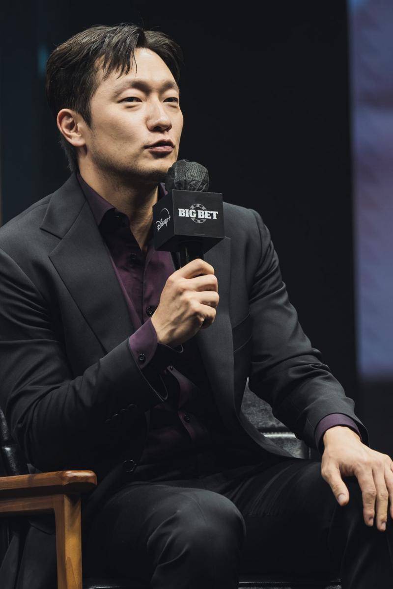 potret Son Sukku yang memerankan detektif (dok.Disney Plus Korea)