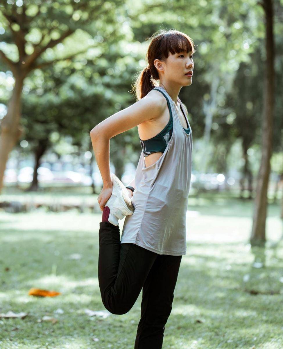 Standing quad stretch (pexels.com/Ketut Subiyanto)