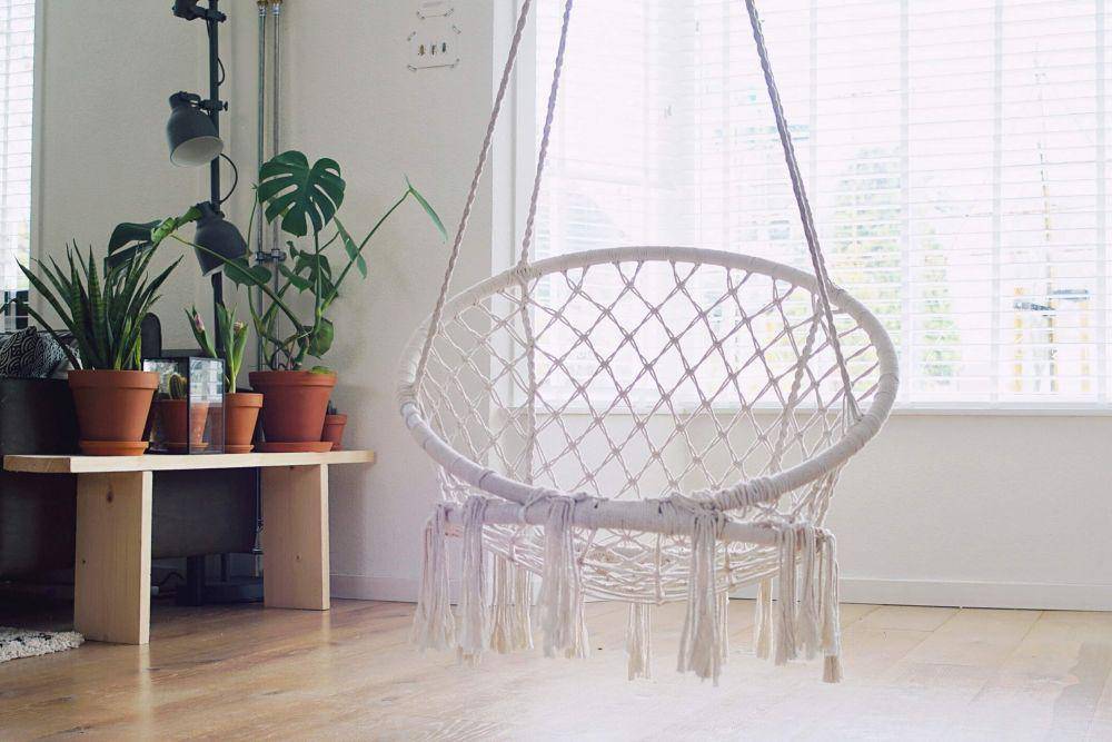 inspirasi dekorasi ruang tamu tanpa sofa besar (unsplash.com/Sven Brandsma)