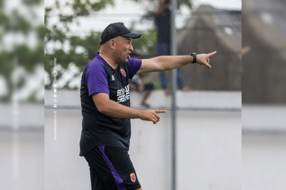 Pelatih kepala PSM Makassar, Bernardo Tavares, dalam sesi latihan di Stadion Kalegowa Palangga pada 2 Desember 2022. (Instagram.com/psm_makassar)