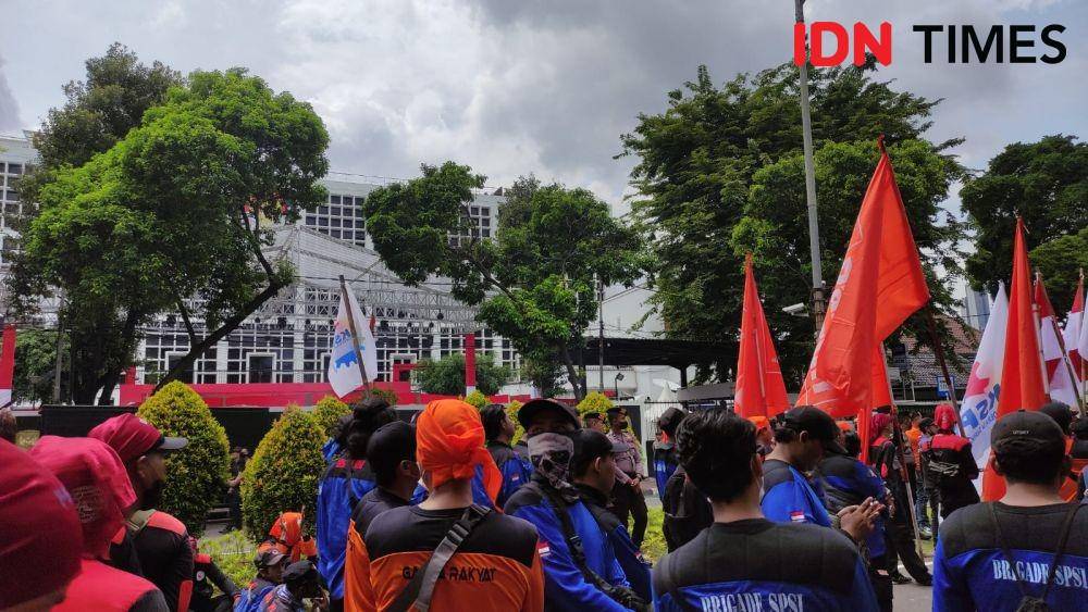 Partai Buruh dan Prima Gelar Aksi di KPU, Jelang Penetapan Parpol Peserta Pemilu. (IDN Times/Yosafat Diva Bayu Wisesa)