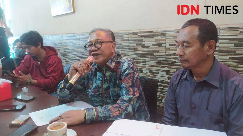 Yusuf Gunco (kiri), kuasa hukum Abdul Hayat Gani saat menggelar jumpa pers, Rabu (14/12/2022). IDN Times/Ashrawi Muin