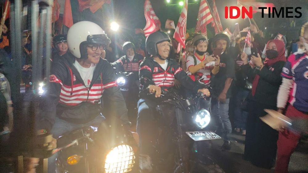Gaya Nyentrik Gede Pasek Naik Motor ke KPU Ambil Nomor Urut Pemilu